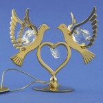 Сувенир "Голуби с сердцем на подставке", позолоченные
